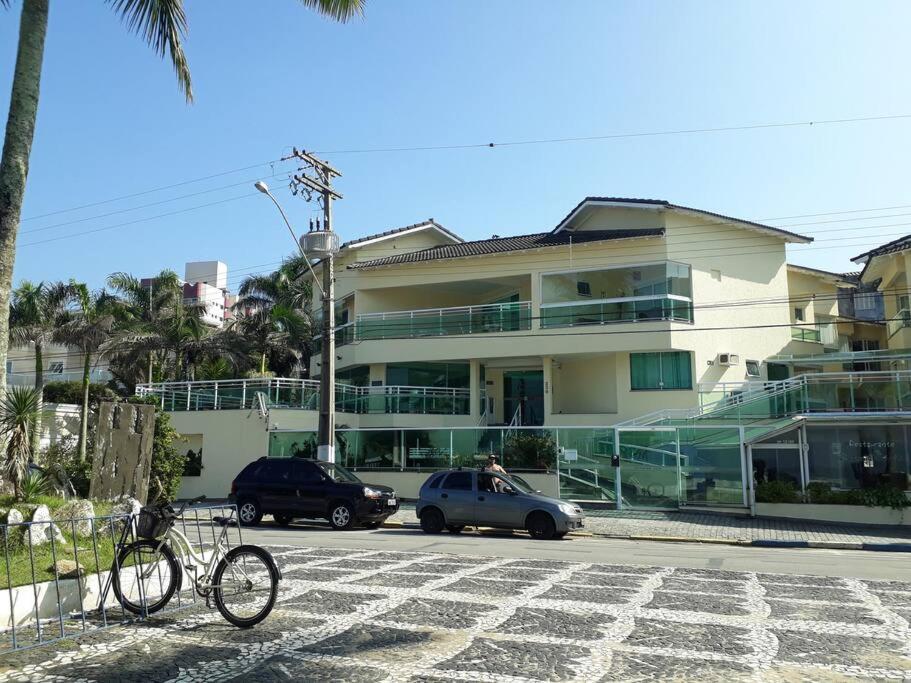 Pe Na Areia Do Tombo Guaruja